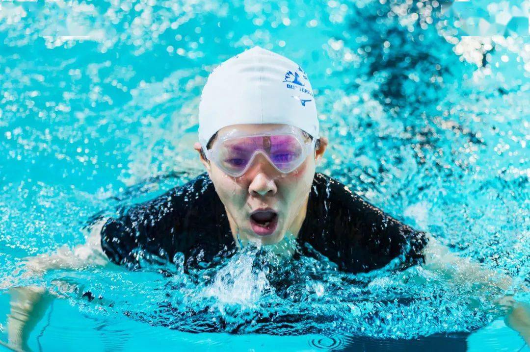 捷克游泳选手以微弱优势获胜