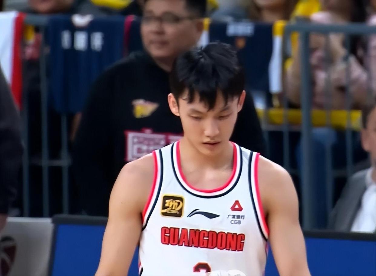 CBA球员技艺精湛，赛场上的精彩瞬间感动全场的简单介绍