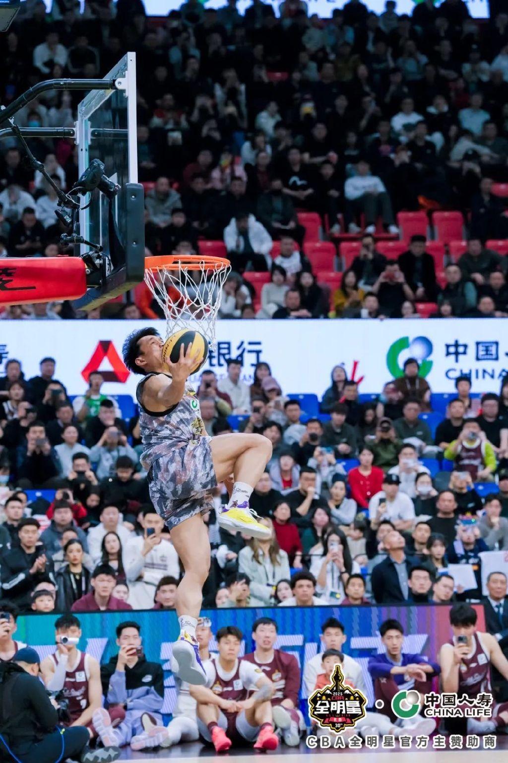 CBA球员技艺精湛，赛场上的精彩瞬间感动全场的简单介绍