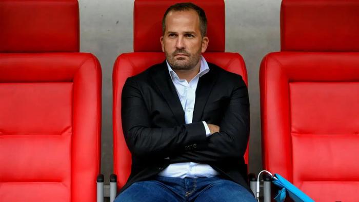 包含沙尔克主教练遭到解雇，球队寻求新的突破的词条