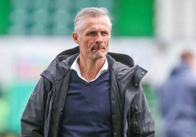 包含沙尔克主教练遭到解雇，球队寻求新的突破的词条