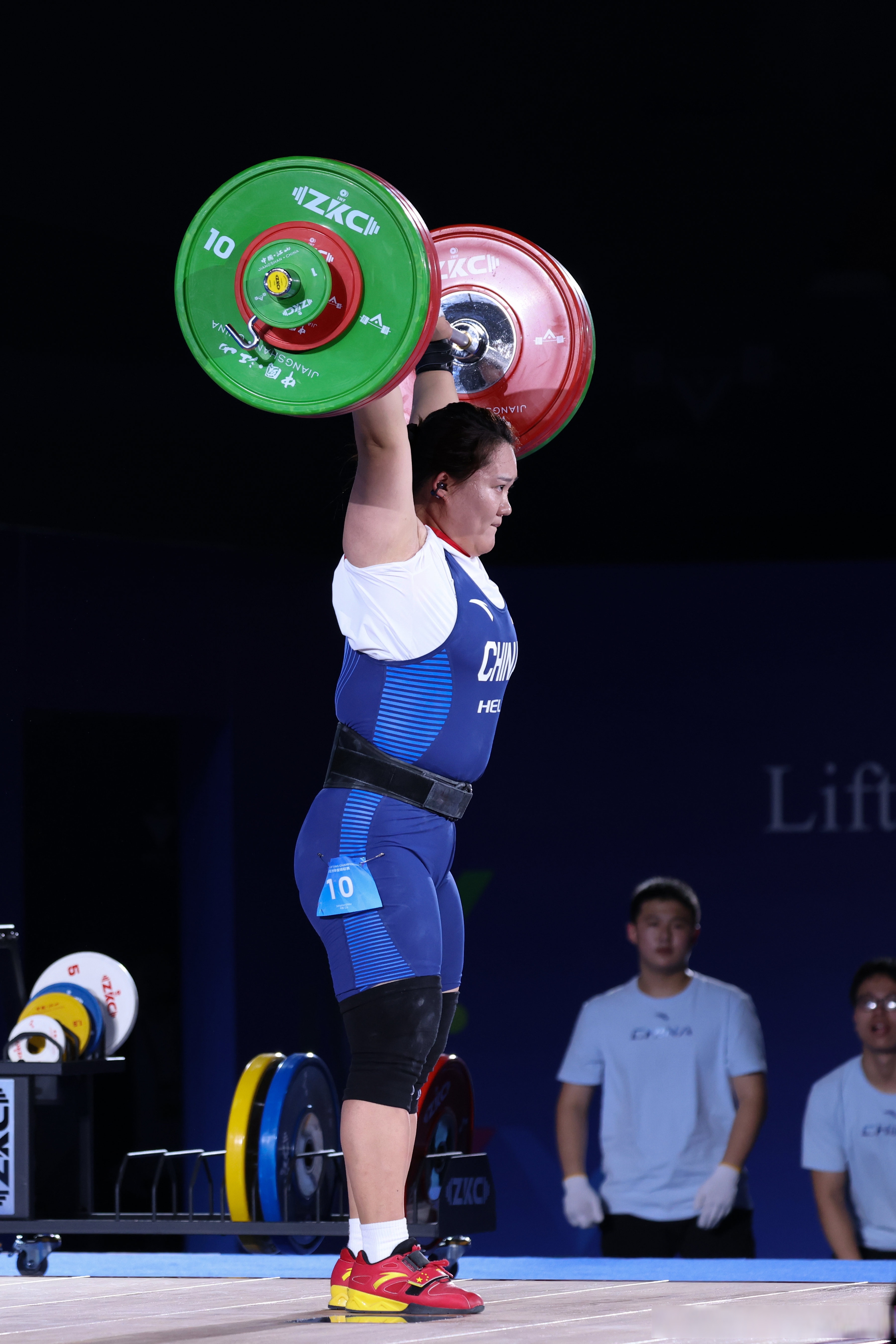 关于举重赛场底气十足，中国举重队锲而不舍的信息