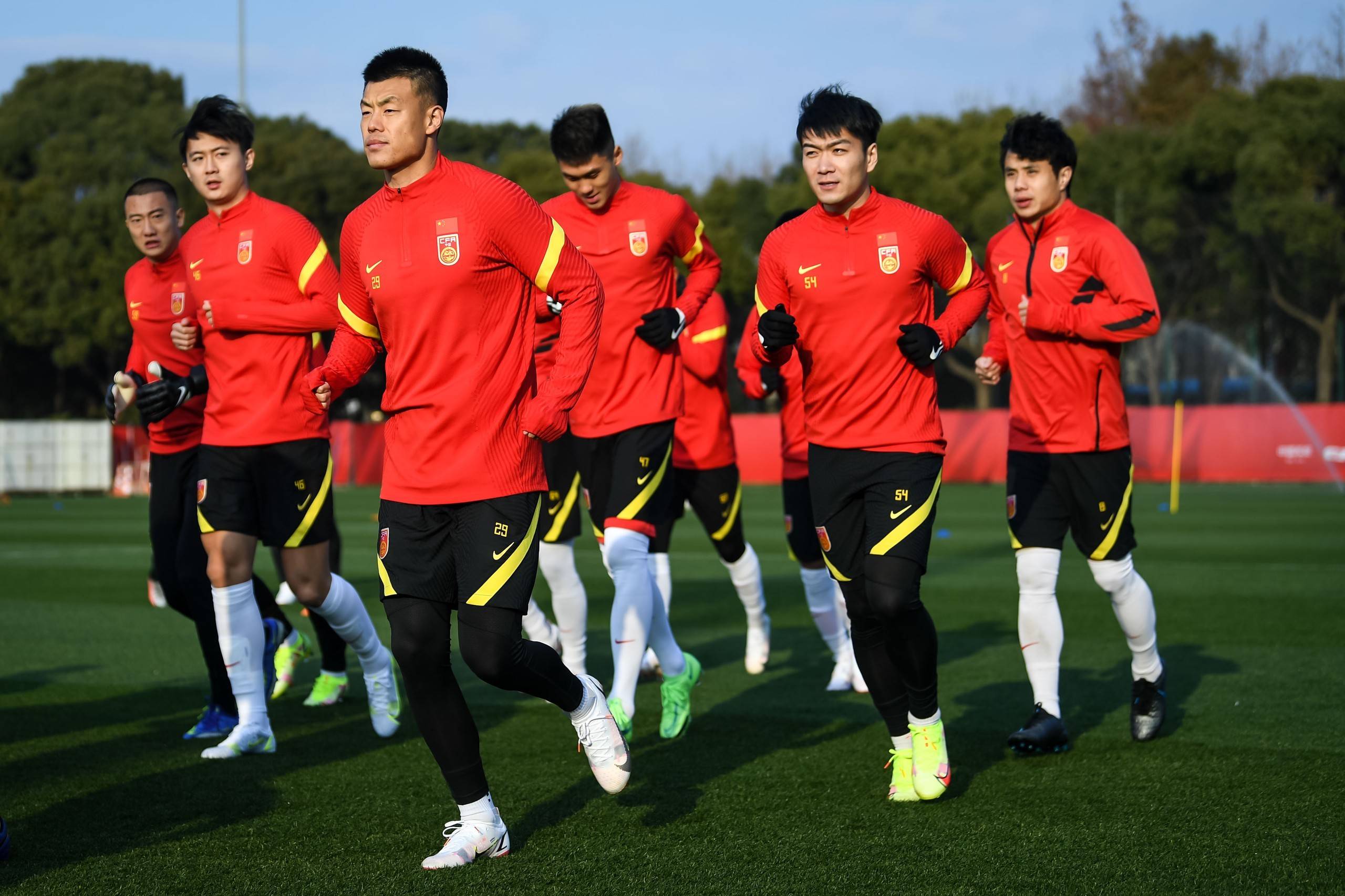 中国球队在重要比赛中做出惊人动作