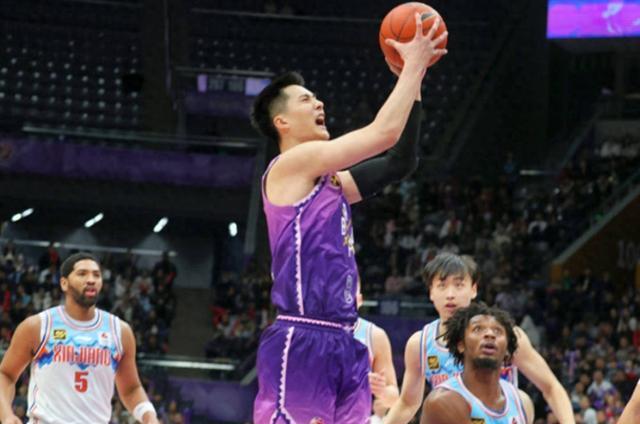 福建队疯狂进攻,赢得惊险比赛 福建队疯狂进攻,赢得惊险比赛