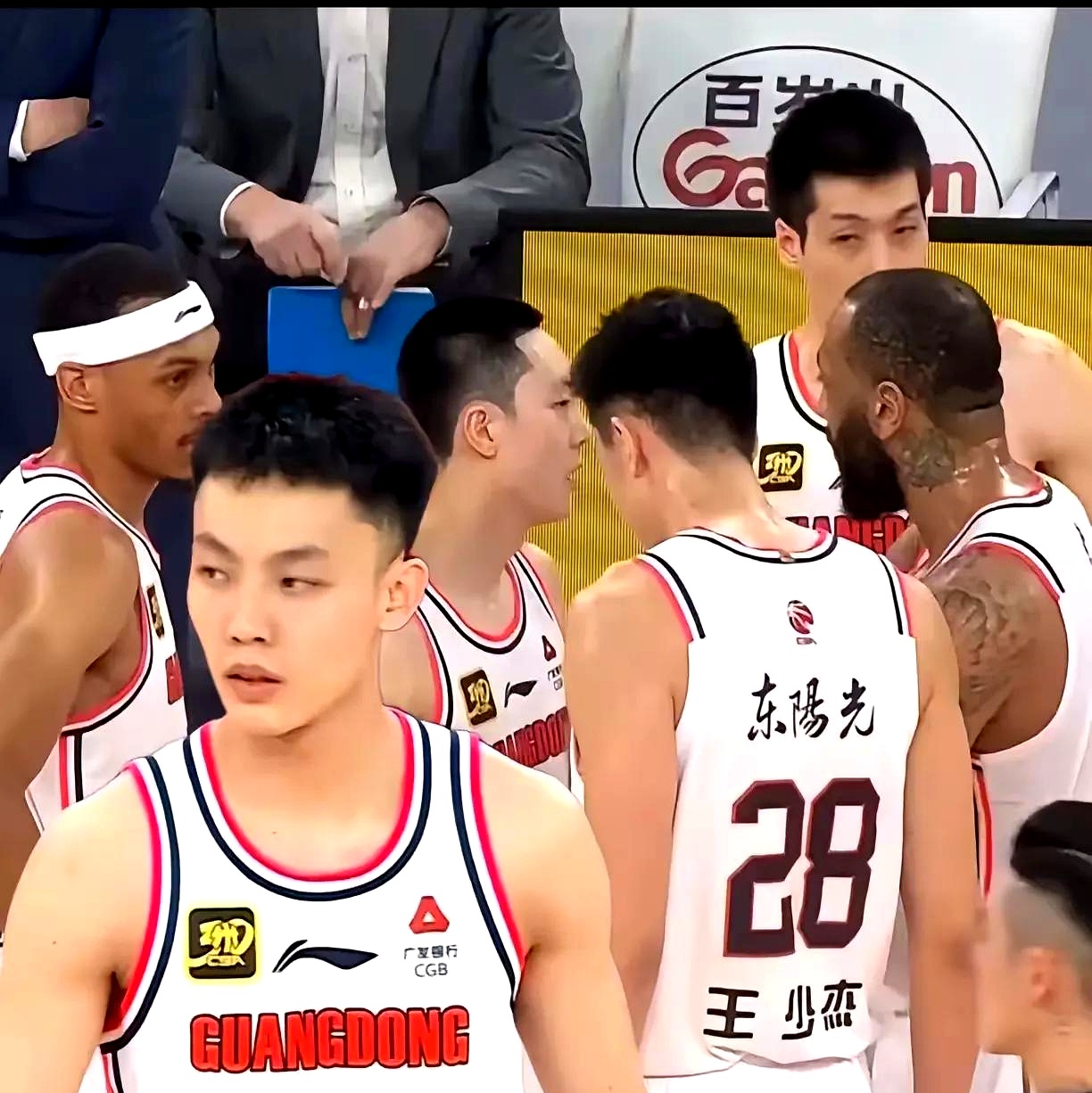 关于广东宏远主场惨败!山西队大胜送对手两连败,遭遇赛季首败的信息 关于广东宏远主场惨败!山西队大胜送对手两连败,遭遇赛季首败的信息