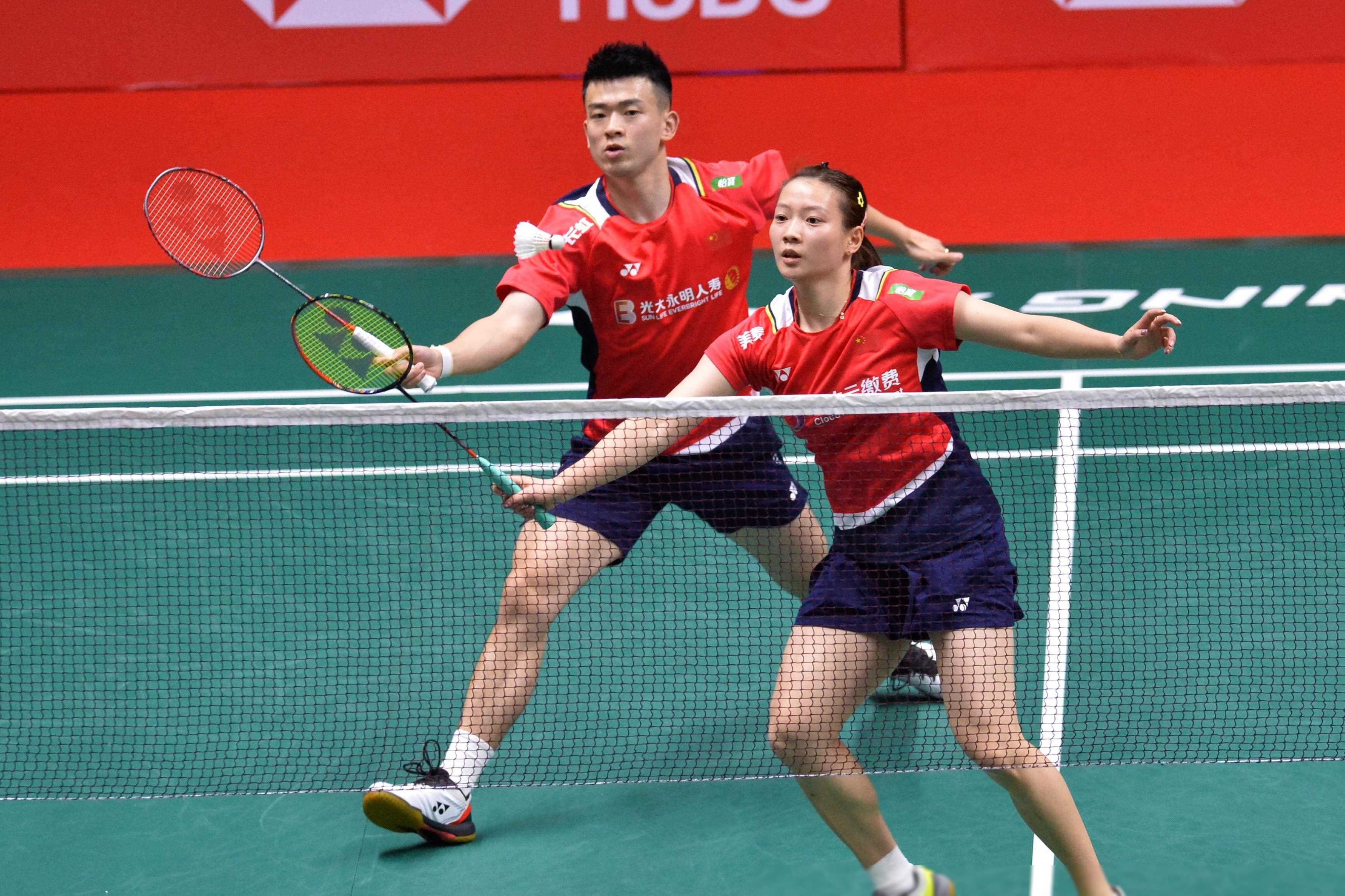 比赛中出现惊险一幕，双方你来我往争夺胜利