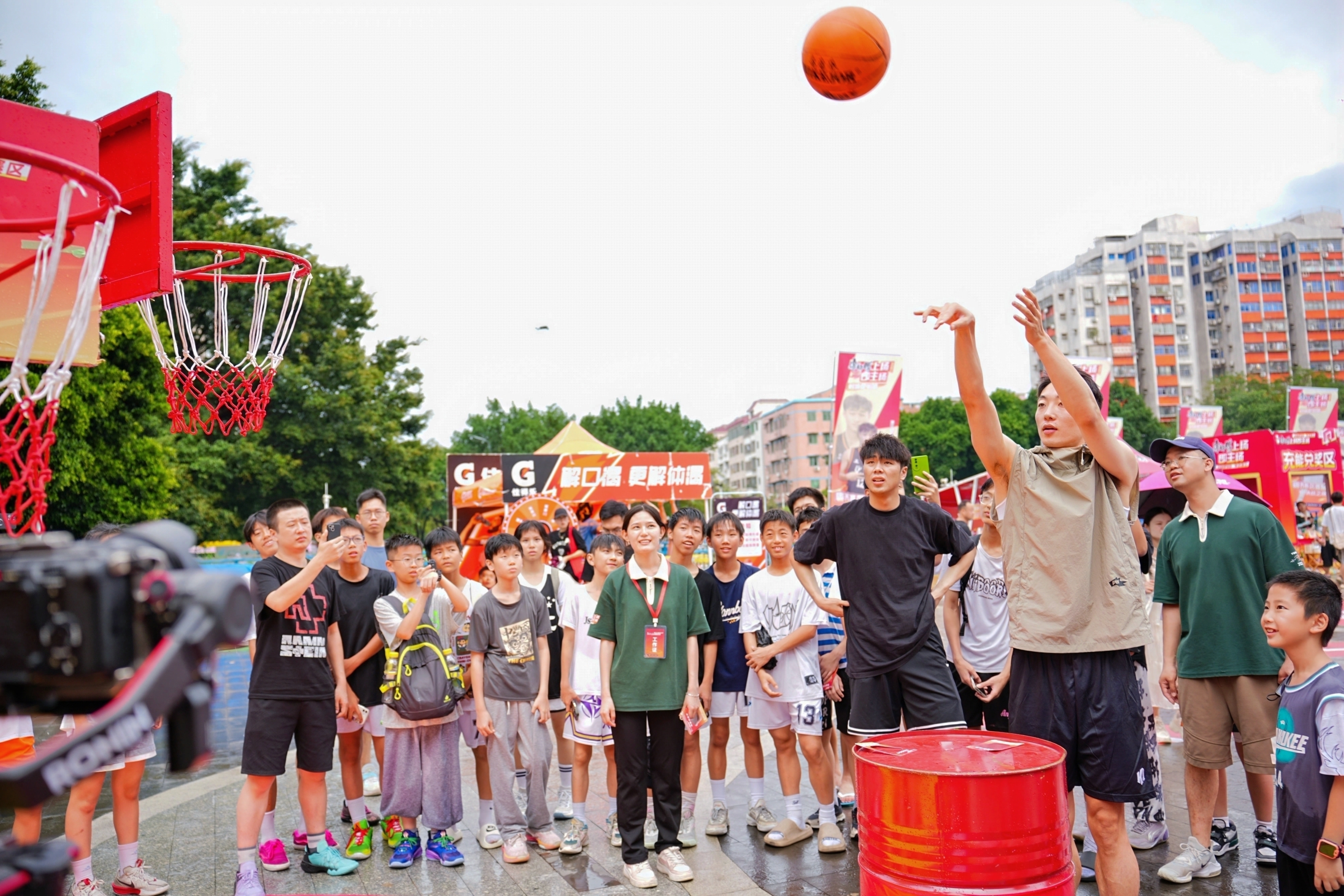 关于职业篮球赛事精彩纷呈,引发观众热议!的信息 关于职业篮球赛事精彩纷呈,引发观众热议!的信息