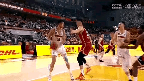 包含篮球场上出现新规则，引发球员和球迷热议的词条