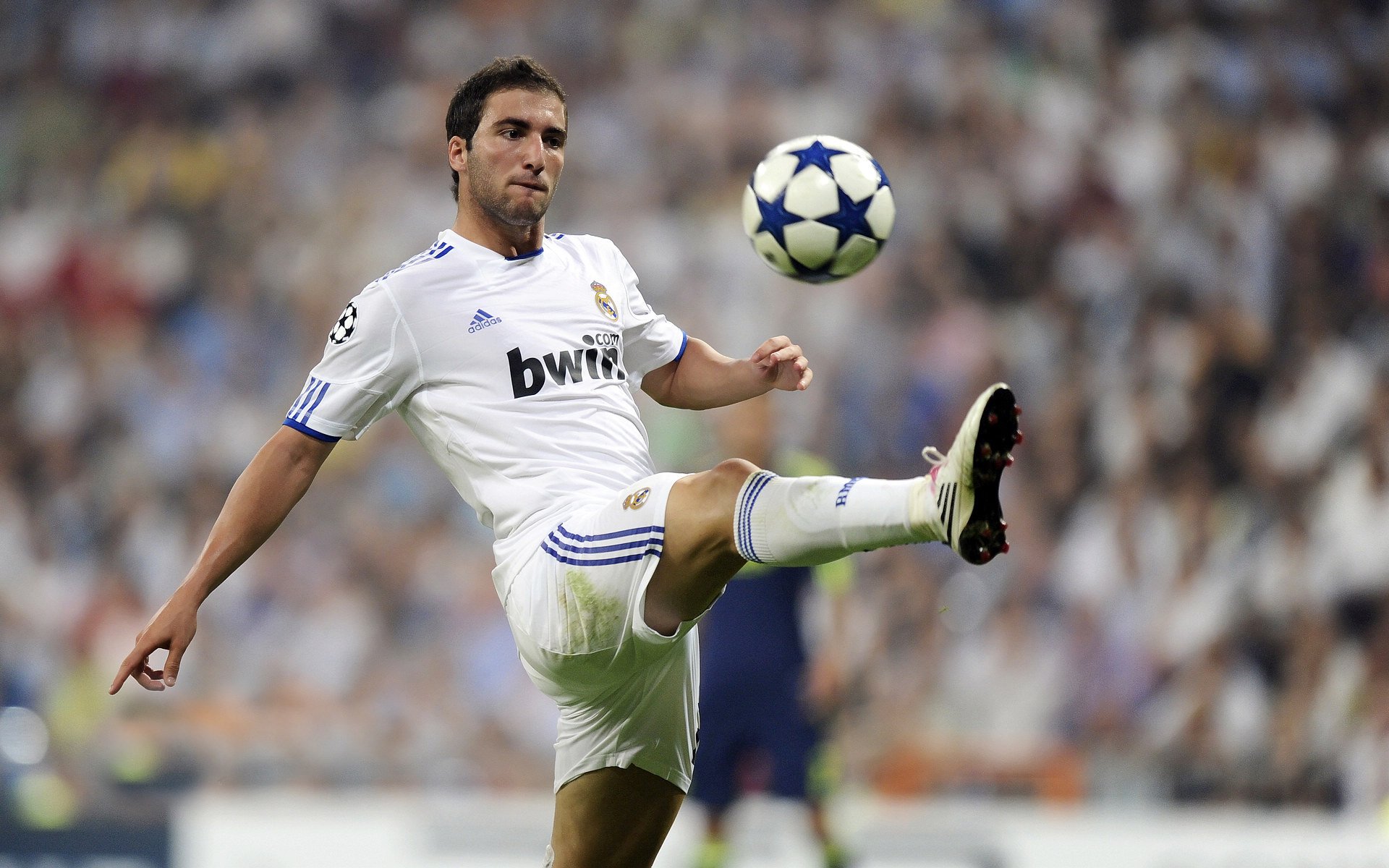 范戴克状态火热引领后防革命，拜仁战术体系碾压智利展现欧洲足球哲学